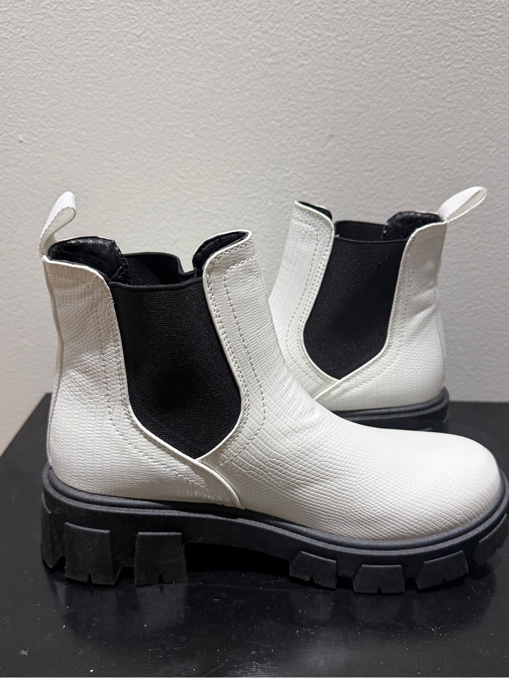 True Craft Women’s White Chelsea Lug Ankle Boots with Black Elastic-size 6